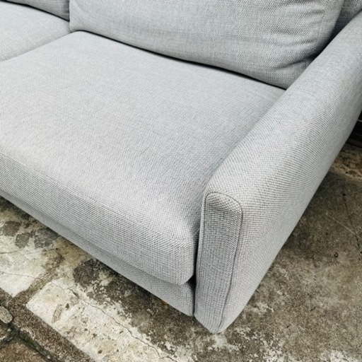 【武蔵小山店】 【25万円】　大塚家具　IDC大塚家具　IDC ソファ　ファブリック　ラブソファ　ワイド　コンパクト　2.5p 2人掛け　2シーター　2p 布張り　検　3p 3シーター　3人掛け　布張り　sofa 180幅 wide 大き目　大きい　ファミリー　サイズ　グレー　灰色　高級　クッション　付き　検　ソファベッド　横になれる　寝れる　ベッド　寝具　ゆったり　座れる　