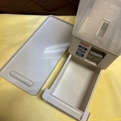 ニトリ　洗えて清潔 計量米びつ(12KG)の画像