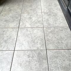 デッキ付きジョイントタイル 300角シェベル グレー 50枚程の画像