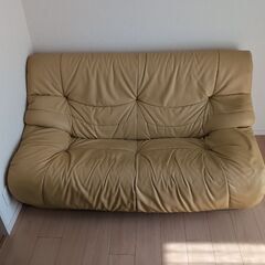 柔らかい座り心地の二人掛けソファの画像