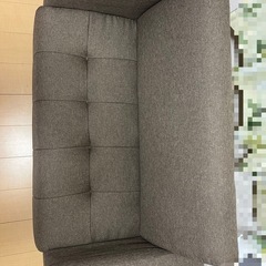 茶色のソファの画像