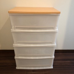 四段チェスト　プラスチック、天板木材の画像