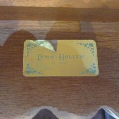 値下げしました LYNN HOLLYN アンティーク調 センターテーブル 幅107cm アイボリー系 クラシカル リンホーリン 札幌市東区 新道東店の画像