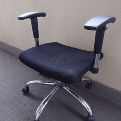 夏は暑いので自宅の窓に新聞紙を貼り付けて日光が全く入って来ないよ...