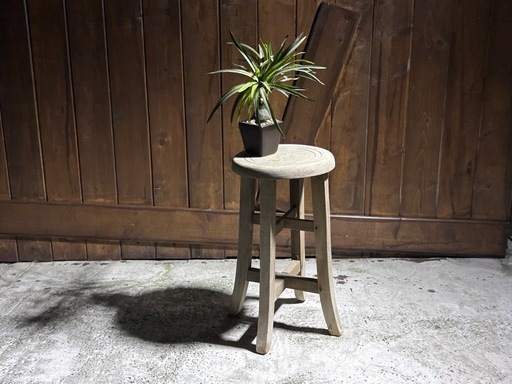 レトロな丸椅子　木製スツール　花台　ランプスタンド　飾り台　古家具　古道具
