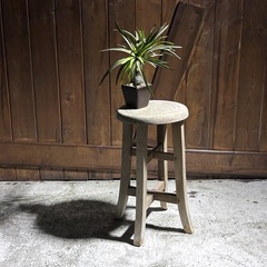 レトロな丸椅子　木製スツール　花台　ランプスタンド　飾り台　古家...