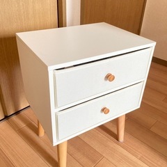 サイドテーブル。きれいです。