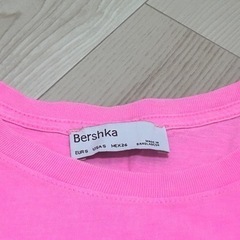 BershkaレディースTシャツの画像
