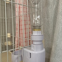 美品！ キャットゲージ(給水器付き)、トイレ、ネコ砂の画像