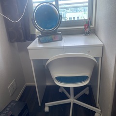 IKEAの勉強机と椅子