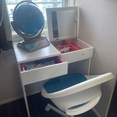 IKEAの勉強机と椅子の画像