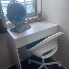 IKEAの勉強机と椅子の画像