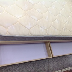 「ジモティー見た」で10％OFF！【シングルベッド】シングルベッド マットレス付き 引き出し付き コンセント付き:ナチュラルの画像