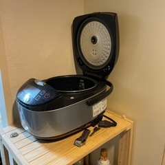 炊飯器、4段調味料置き家具、テーブル、ゲーミング椅子、小さいテーブル
