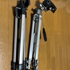 カメラ三脚❌2  
ライト❌2