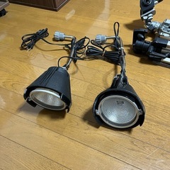 カメラ三脚❌2  
ライト❌2の画像