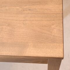 SUGIKOJO(杉工場)のアルダー材を使用したパーソナルデスクです。お子様の学習机としてはもちろん在宅ワークのパソコンデスクとしてもおススメ♪コンパクトな北欧スタイル事務机。の画像