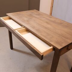 SUGIKOJO(杉工場)のアルダー材を使用したパーソナルデスクです。お子様の学習机としてはもちろん在宅ワークのパソコンデスクとしてもおススメ♪コンパクトな北欧スタイル事務机。の画像