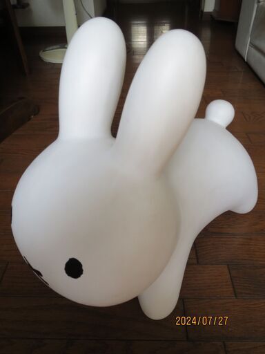 【中古美品】【ブルーナボンボン　ミッフィー 】小さな子供さん用玩具です　 中に空気が入ったゴム系プラスチック製玩具です。ウサギさんの背中に乗ってバウンドして遊びます。