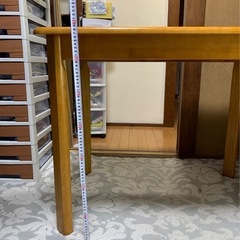 木製テーブルの画像