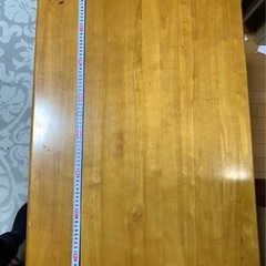 木製テーブルの画像