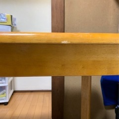木製テーブルの画像