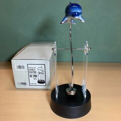 揺れるイルカの置物の画像