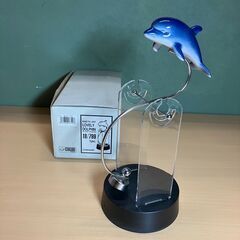 揺れるイルカの置物