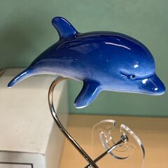 揺れるイルカの置物の画像