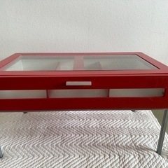 赤い収納家具　(引出し）