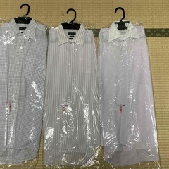 無料で差し上げます【引取限定】ビジネスワイシャツ３枚　クリーニング済　M　L　サイズ相当の画像