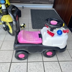 三輪車とキッズカーの画像