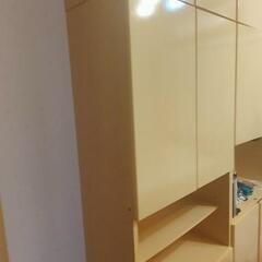 扉、引き出し付き大型本棚