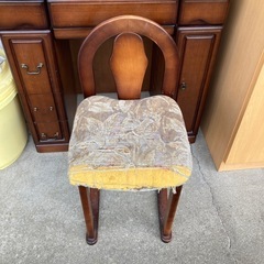 アンティークな机と椅子の画像