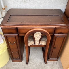 アンティークな机と椅子