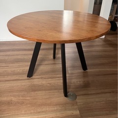 カフェラウンドテーブルの画像