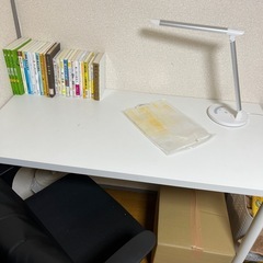 オフィスチェアとデスクセット(どちらも美品)の画像