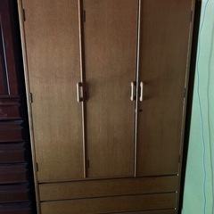 無料！テーブルとタンス、本棚の画像