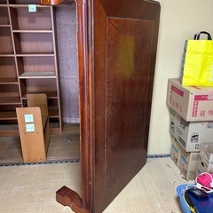 無料！テーブルとタンス、本棚の画像