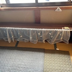 無料！テーブルとタンス、本棚の画像