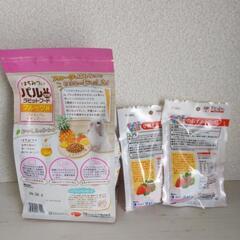 うさぎ　未開封　ラビットフード＆おやつ（イチゴボーロ）2袋の画像