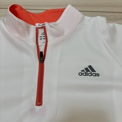 adidas スポーツウェアの画像