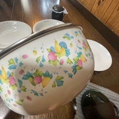 山崎パン祭りフランス製お皿5枚　湯呑み（蓋付き）2個　花柄器1つ 合計8点セットの画像