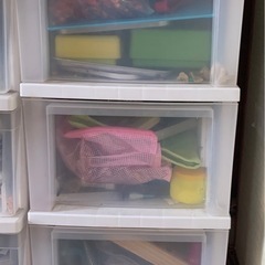 3つの引き出しが付いた小さな収納ケース
