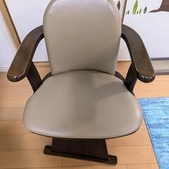 12/8まで。あげます 肘付きハイバック回転椅子1脚 座面に傷ありの画像
