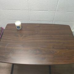 ブラウンの高さ調整 テーブルの画像