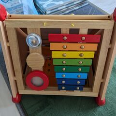 子供の遊具、磁石、黒板の画像