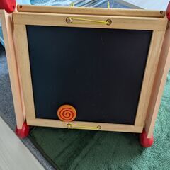 子供の遊具、磁石、黒板の画像