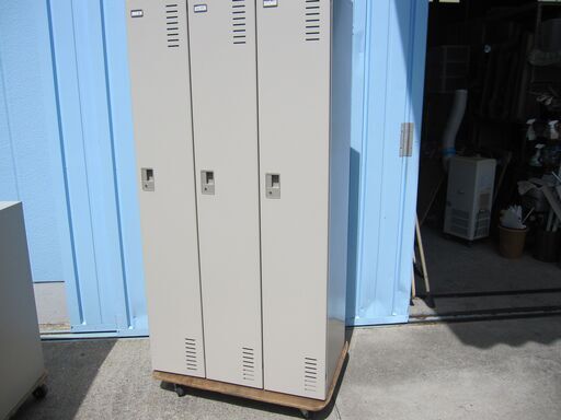 3人用ロッカー　鍵あり　ニューグレー　コクヨ製　PLKH-330F11