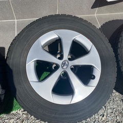 純正品プリウススタッドレスタイヤの画像